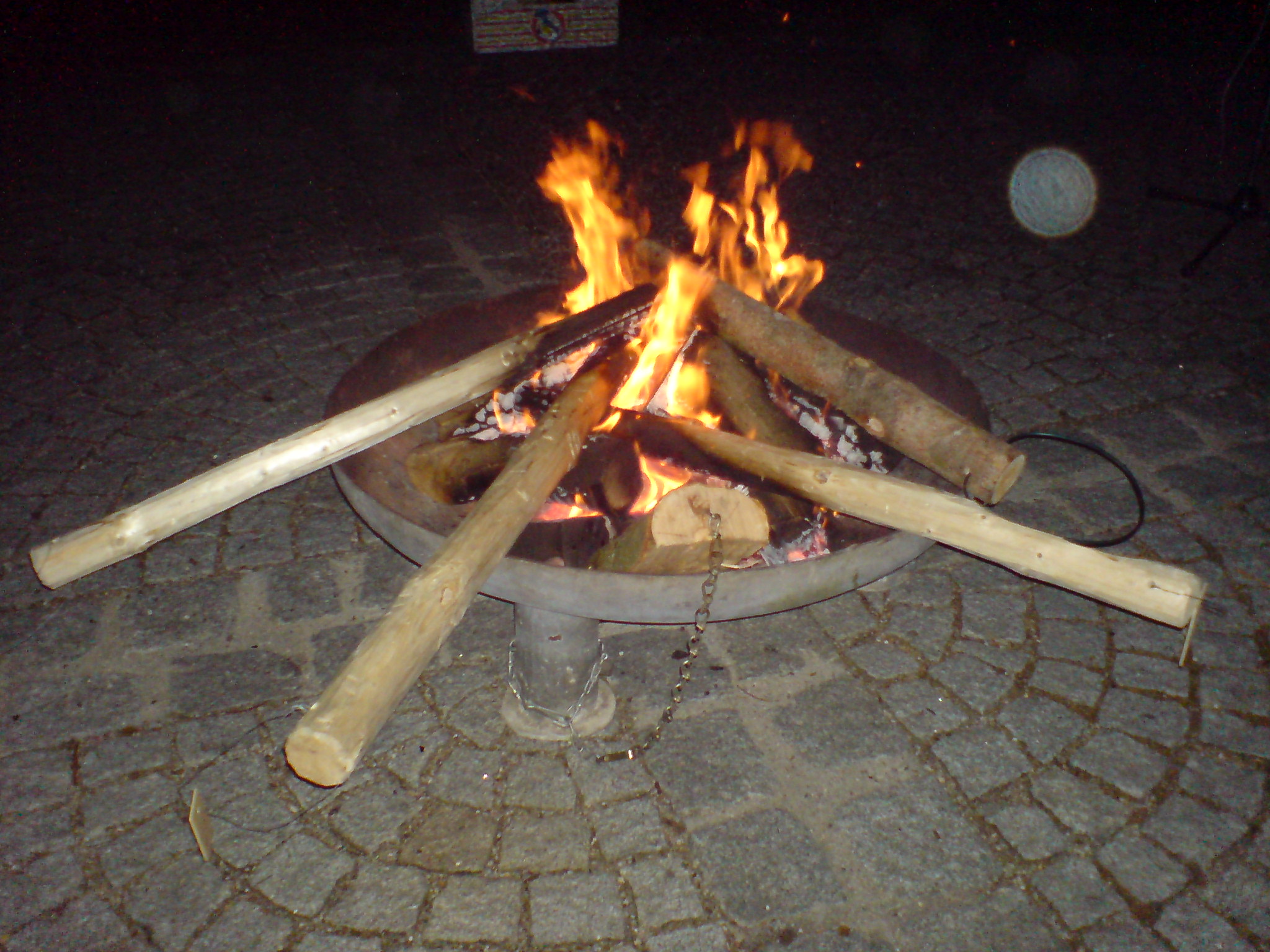 Ins Feuer gelegte Osterprügel.