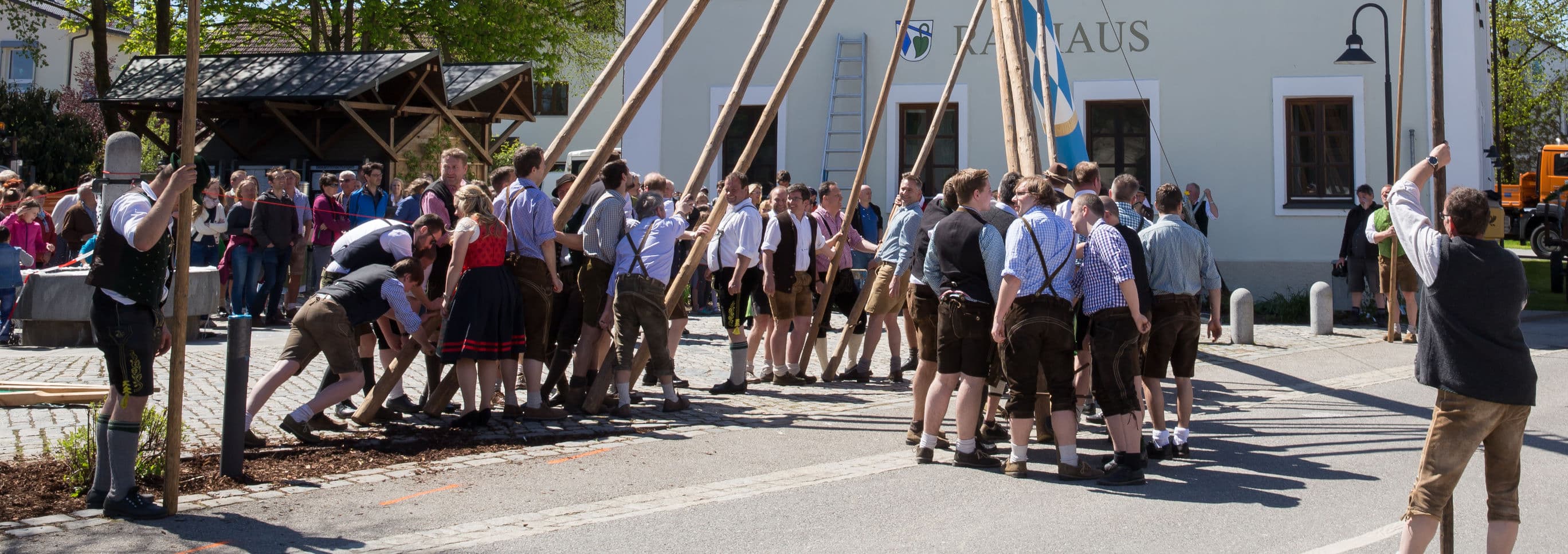 Maibaumaufstellen in Bayern